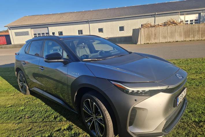 Grå Toyota BZ4X fra 2023