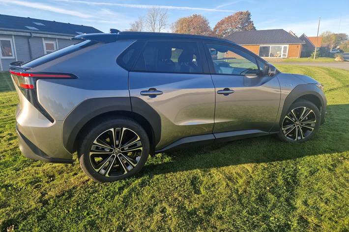 Grå Toyota BZ4X fra 2023