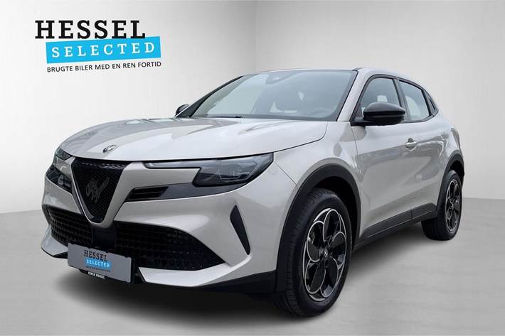 Beige Alfa Romeo Junior fra 2025 set udefra