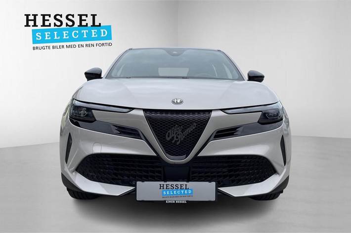 Beige Alfa Romeo Junior fra 2025