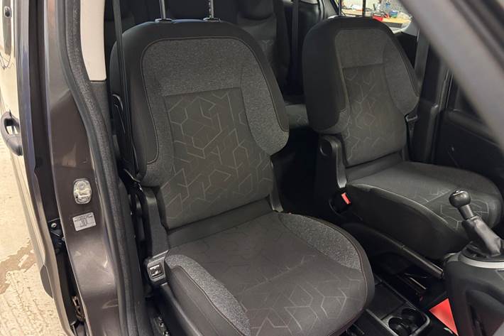 Grå Peugeot Partner Tepee fra 2017