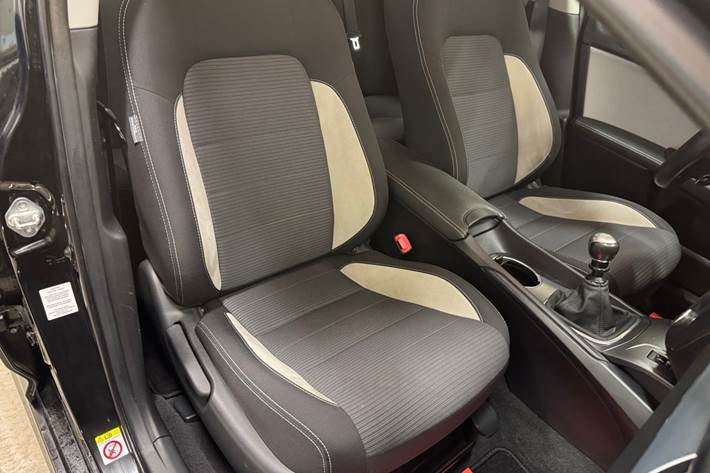 Sort Toyota Avensis fra 2016