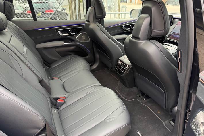 Sort Mercedes EQS450+ SUV fra 2023