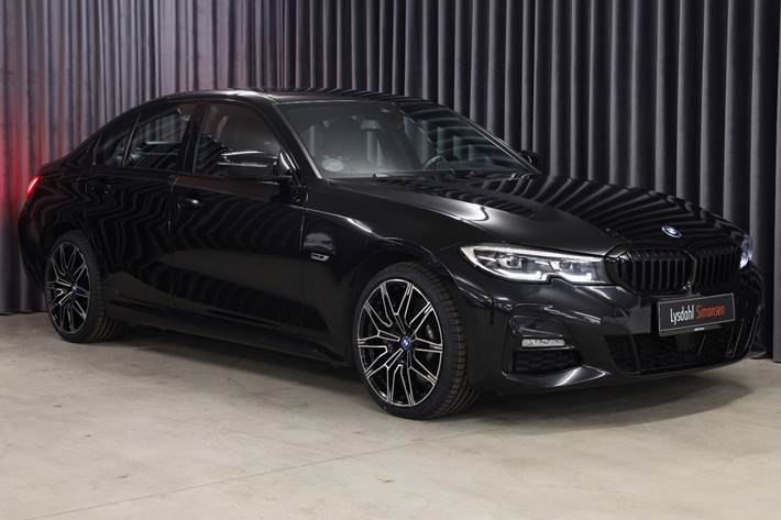 Sort BMW 330e fra 2022