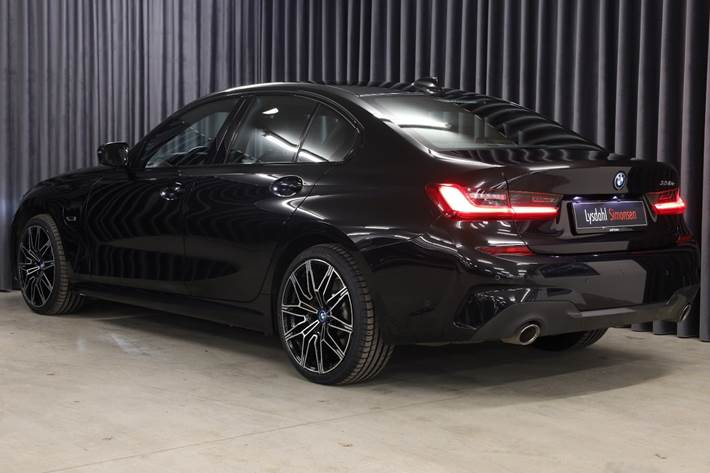 Sort BMW 330e fra 2022