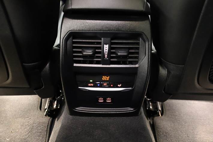 Sort BMW 330e fra 2022