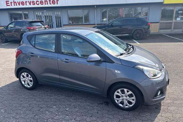Grå Hyundai i10 fra 2014