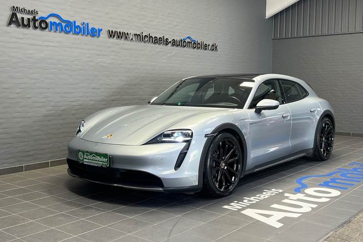 Sølv Porsche Taycan 4 fra 2023 set udefra