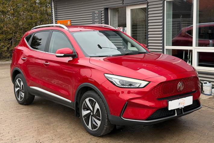 Rød MG ZS fra 2023 set udefra