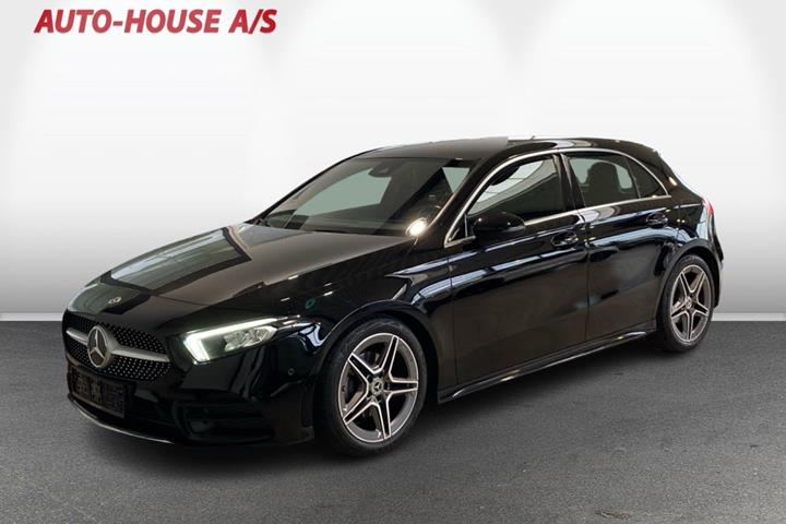 Rød Mercedes A200 d fra 2022 set udefra