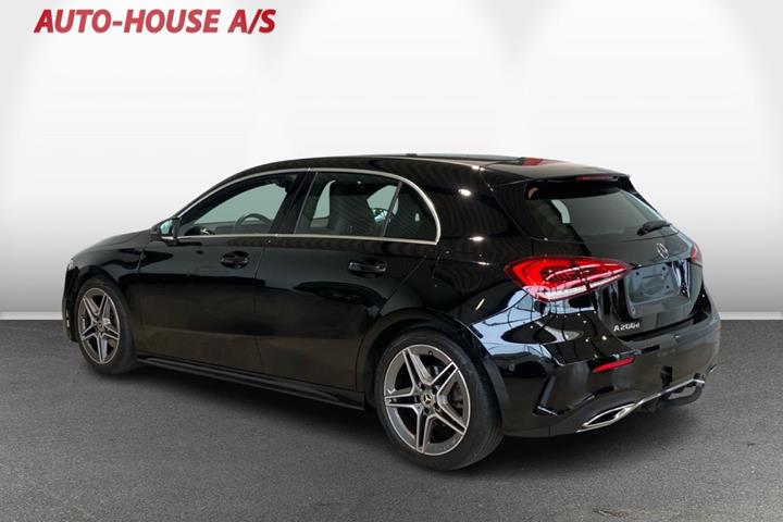 Rød Mercedes A200 d fra 2022