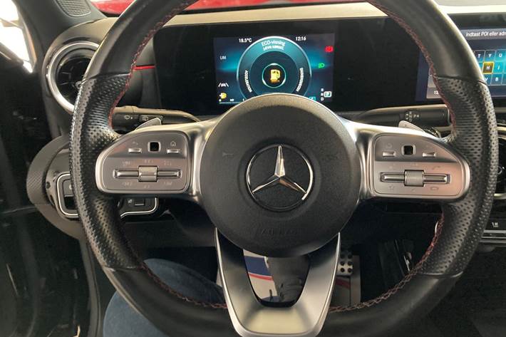 Rød Mercedes A200 d fra 2022
