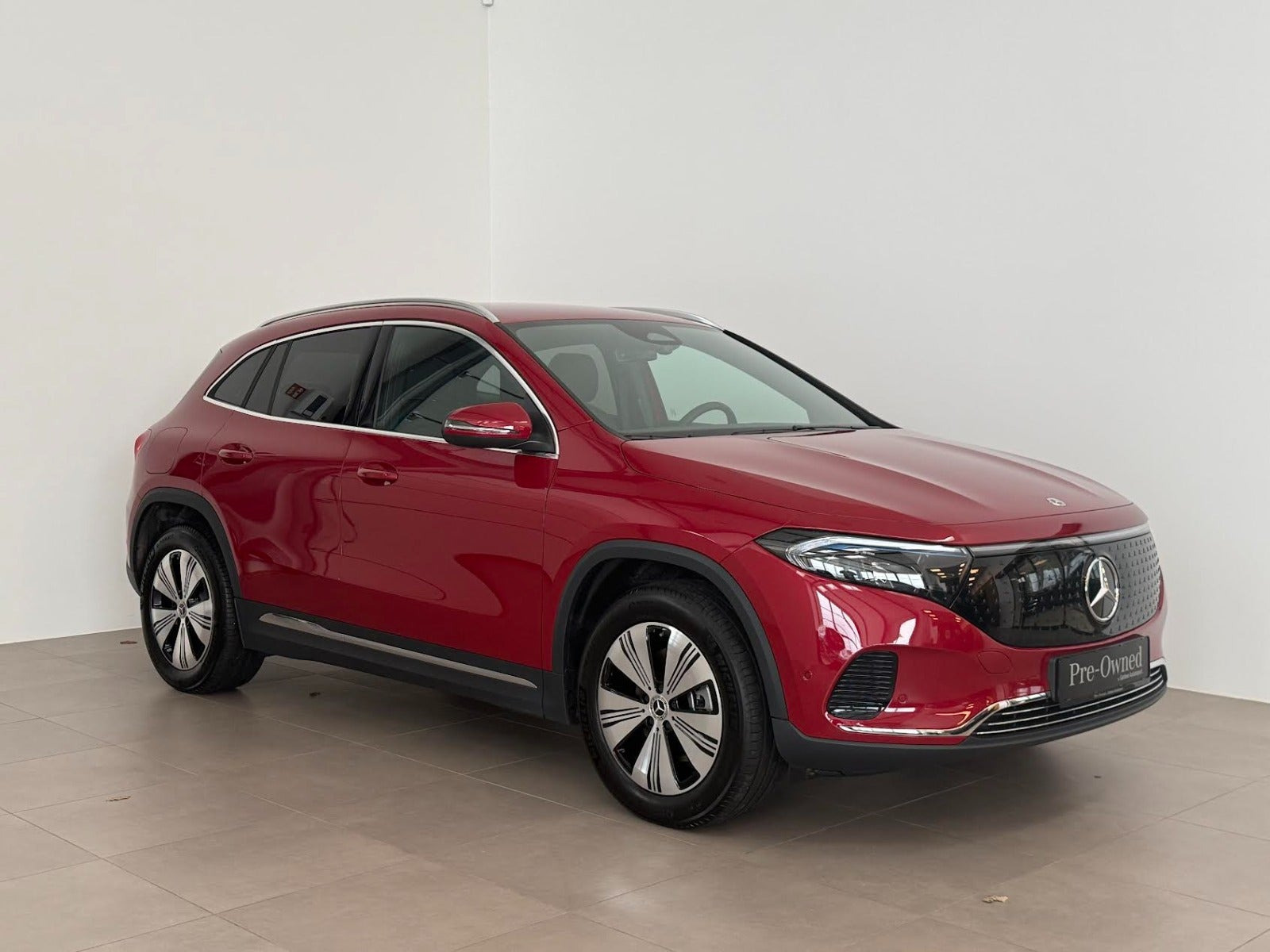 Rød Mercedes EQA300 fra 2025