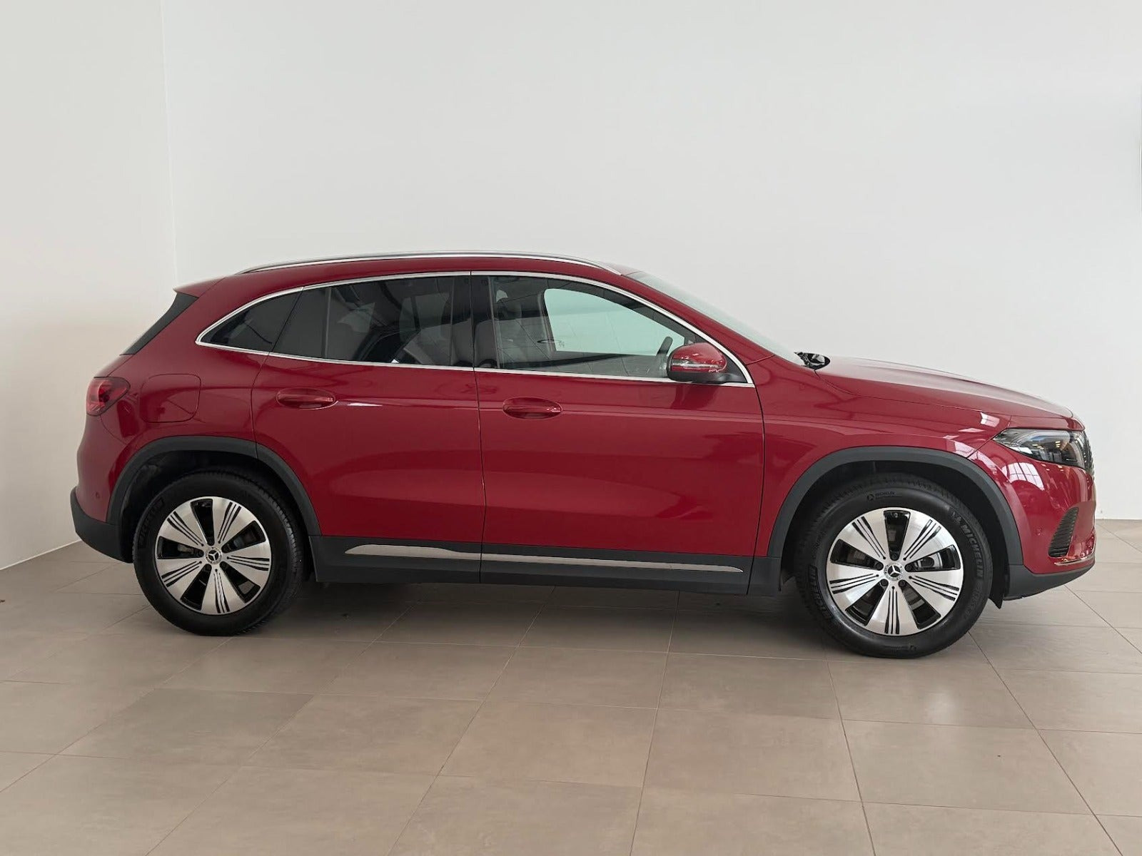 Rød Mercedes EQA300 fra 2025