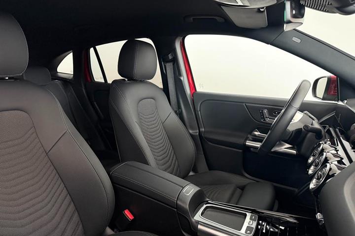 Rød Mercedes EQA300 fra 2025 set indefra