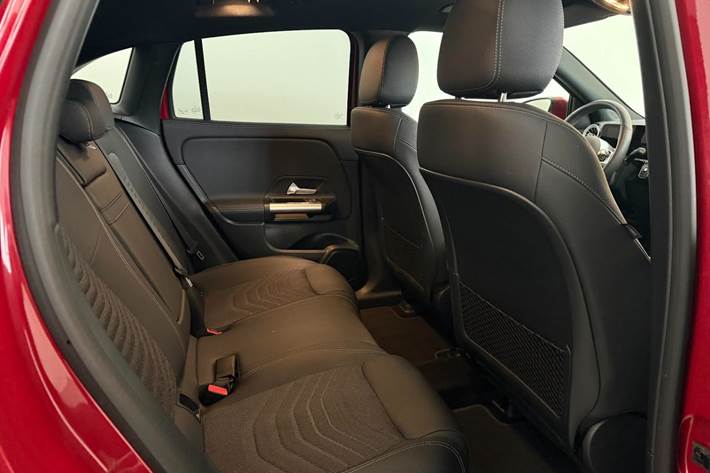 Rød Mercedes EQA300 fra 2025