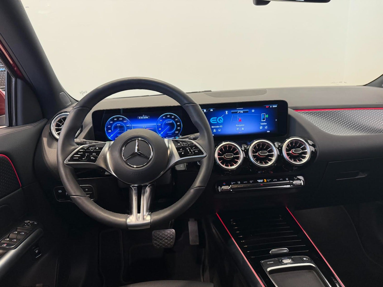 Rød Mercedes EQA300 fra 2025 set indefra