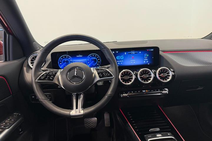 Rød Mercedes EQA300 fra 2025 set indefra