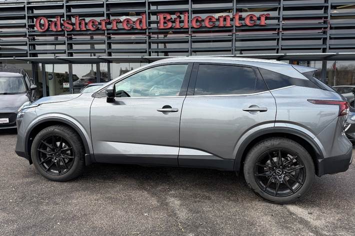 Grå Nissan Qashqai fra 2023
