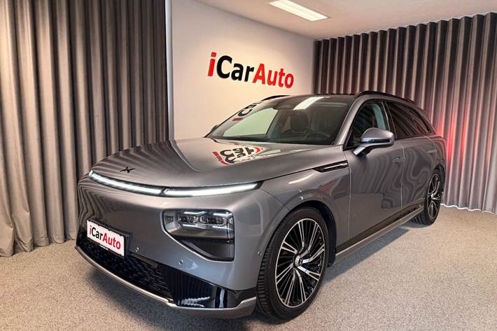 Grå Xpeng G9 fra 2023