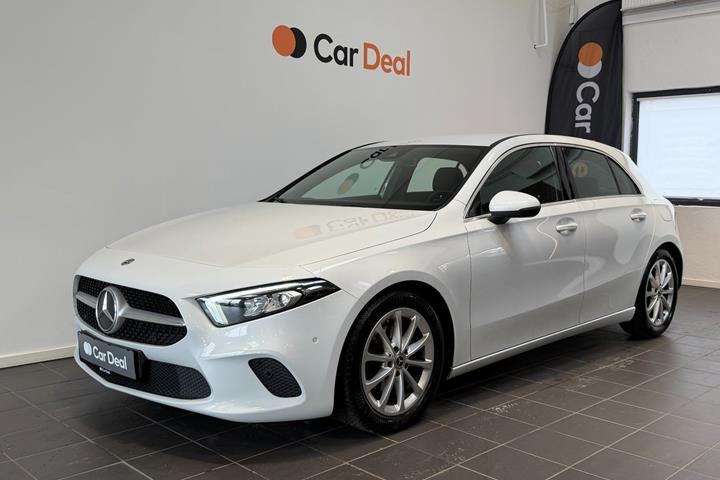 Hvid Mercedes A180 d fra 2018 set udefra
