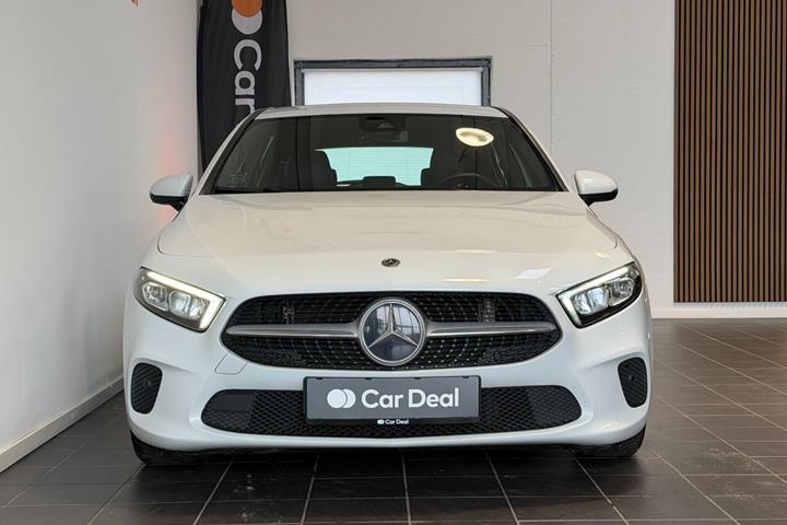 Hvid Mercedes A180 d fra 2018 set udefra