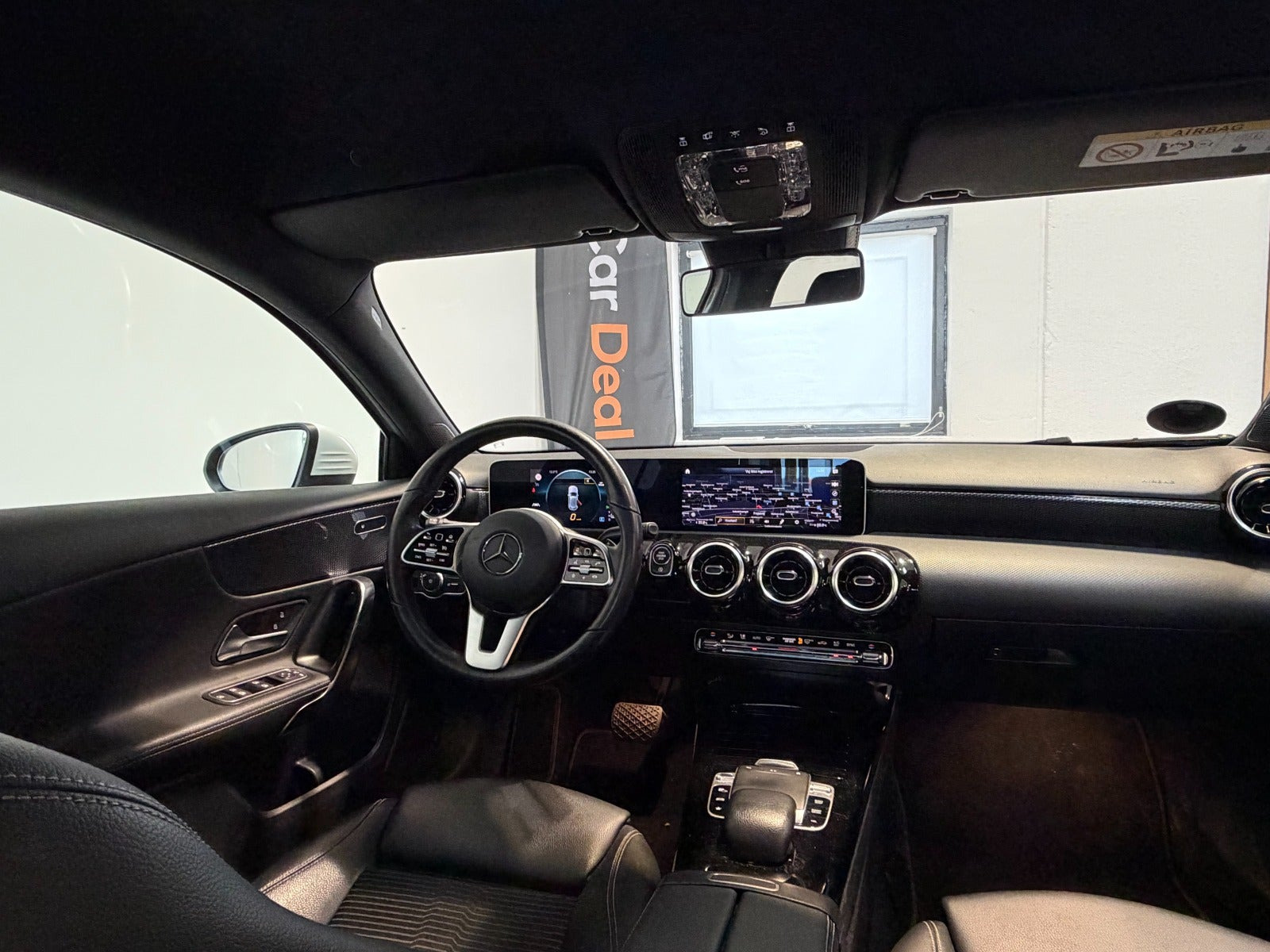 Hvid Mercedes A180 d fra 2018 set indefra
