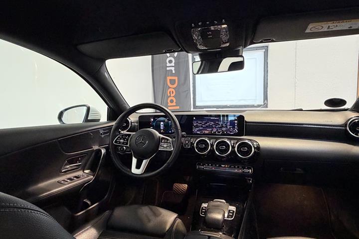Hvid Mercedes A180 d fra 2018 set indefra