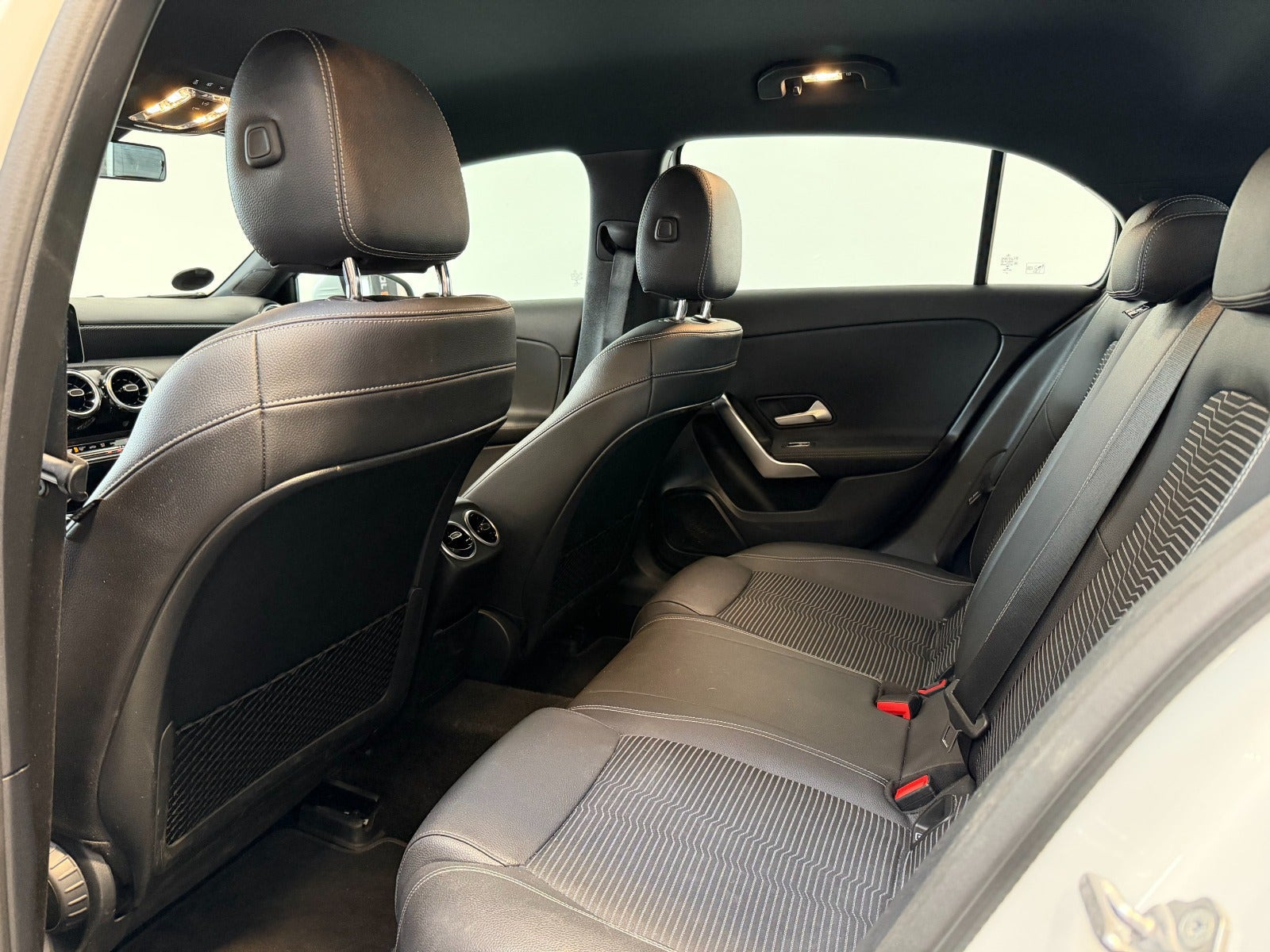 Hvid Mercedes A180 d fra 2018 set indefra