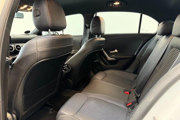 Hvid Mercedes A180 d fra 2018 set indefra