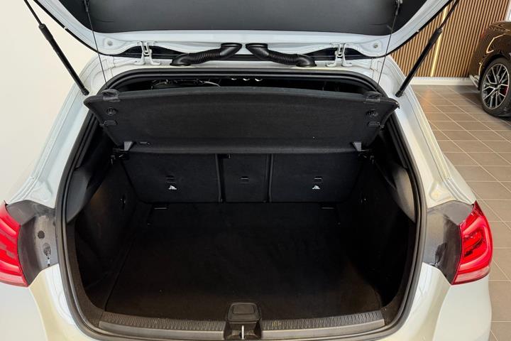 Hvid Mercedes A180 d fra 2018 set udefra