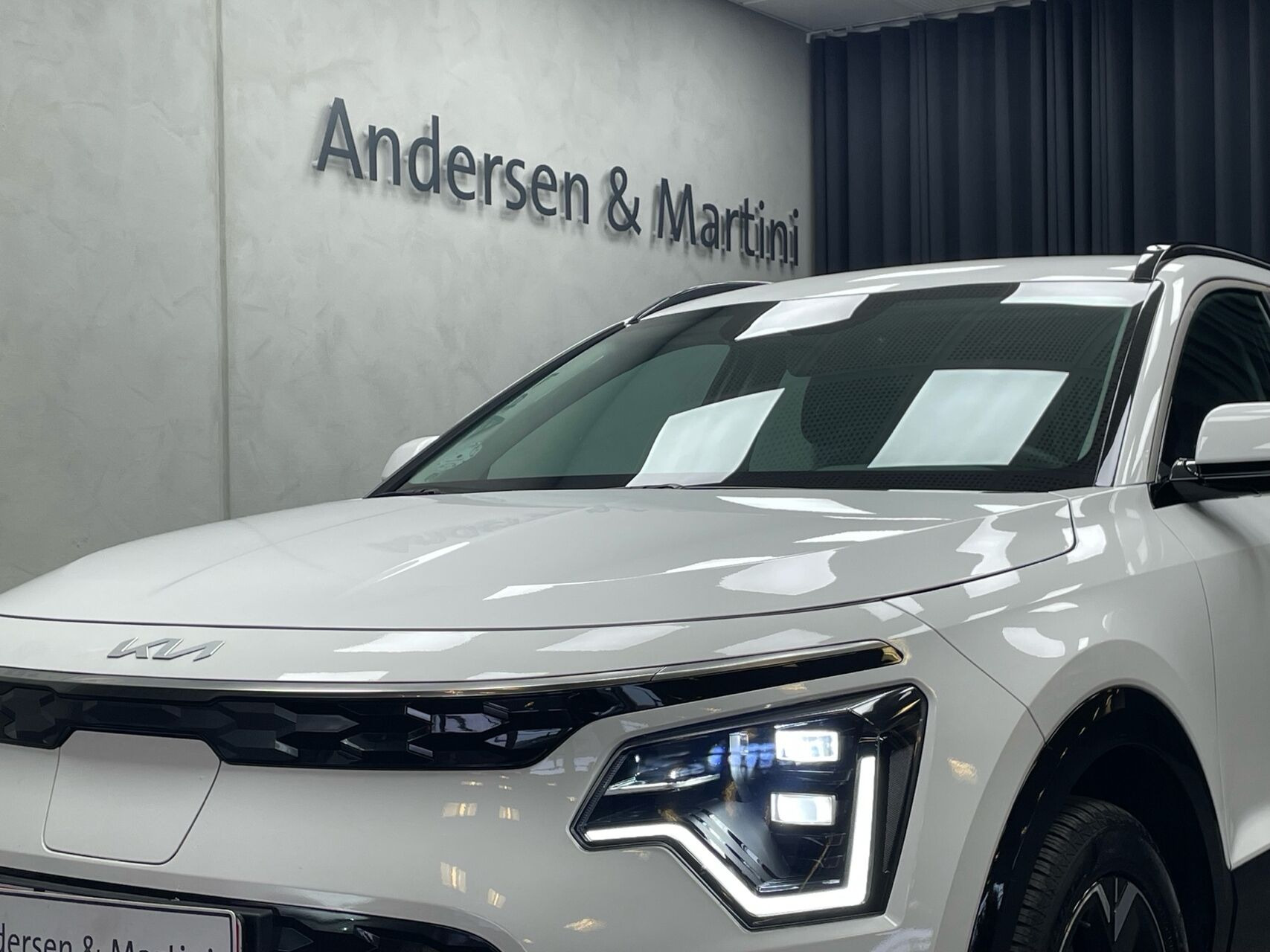 Hvid Kia Niro EV fra 2025 set udefra