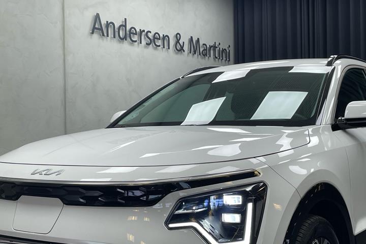 Hvid Kia Niro EV fra 2025 set udefra