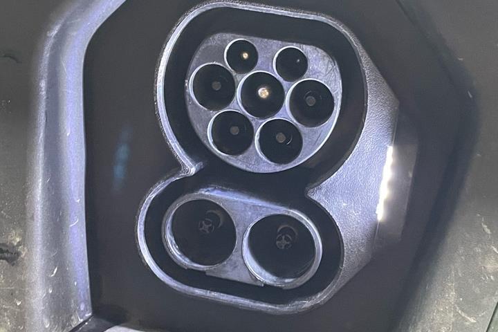 Hvid Kia Niro EV fra 2025 set udefra