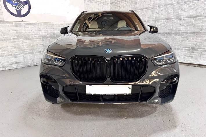Grå BMW X5 fra 2022