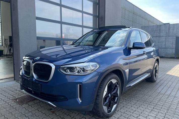 Blå BMW iX3 fra 2021