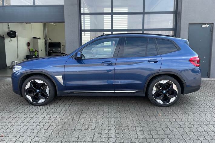 Blå BMW iX3 fra 2021