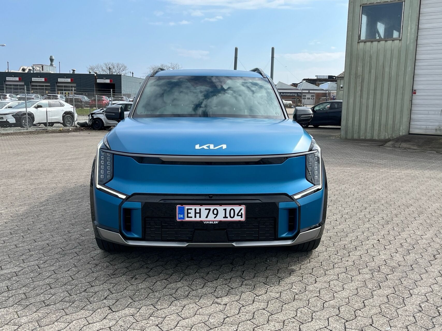 Blå Kia EV9 fra 2025 set udefra