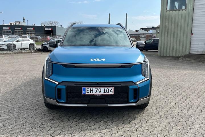 Blå Kia EV9 fra 2025 set udefra