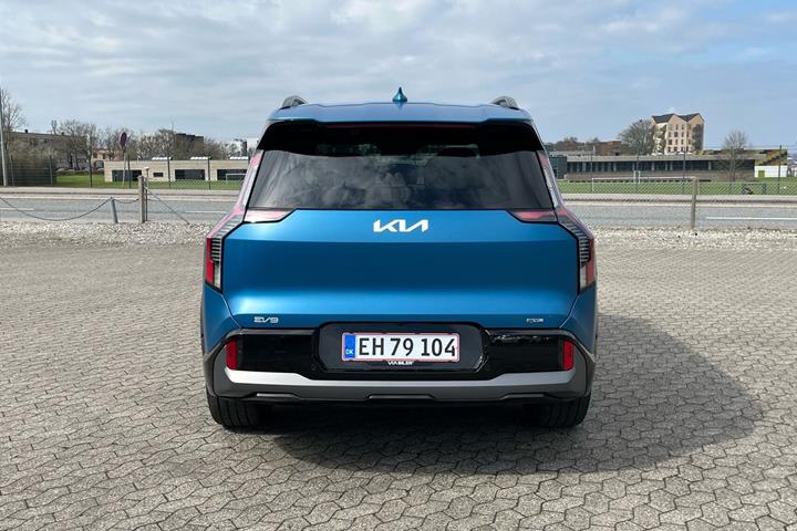 Blå Kia EV9 fra 2025 set udefra