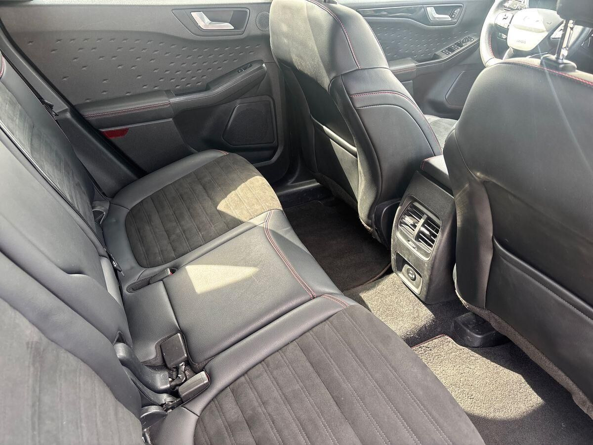 Sort Ford Kuga fra 2020