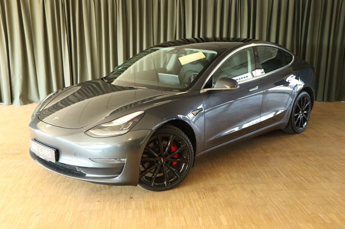 Grå Tesla Model 3 fra 2020 set udefra