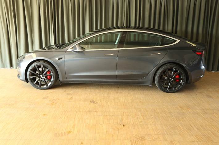 Grå Tesla Model 3 fra 2020