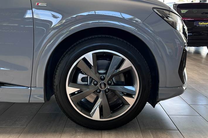 Grå Audi Q4 e-tron fra 2024