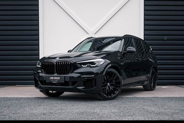 Gul BMW X5 fra 2022