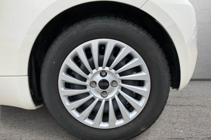 Hvid Fiat 500e fra 2023