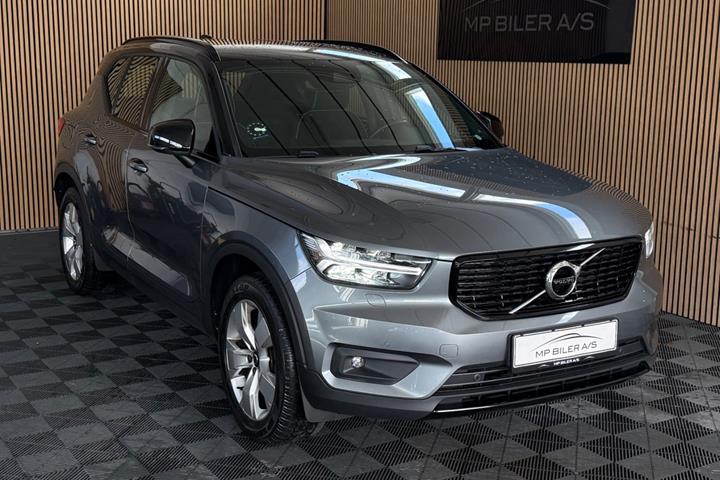 Grå Volvo XC40 fra 2019 set udefra
