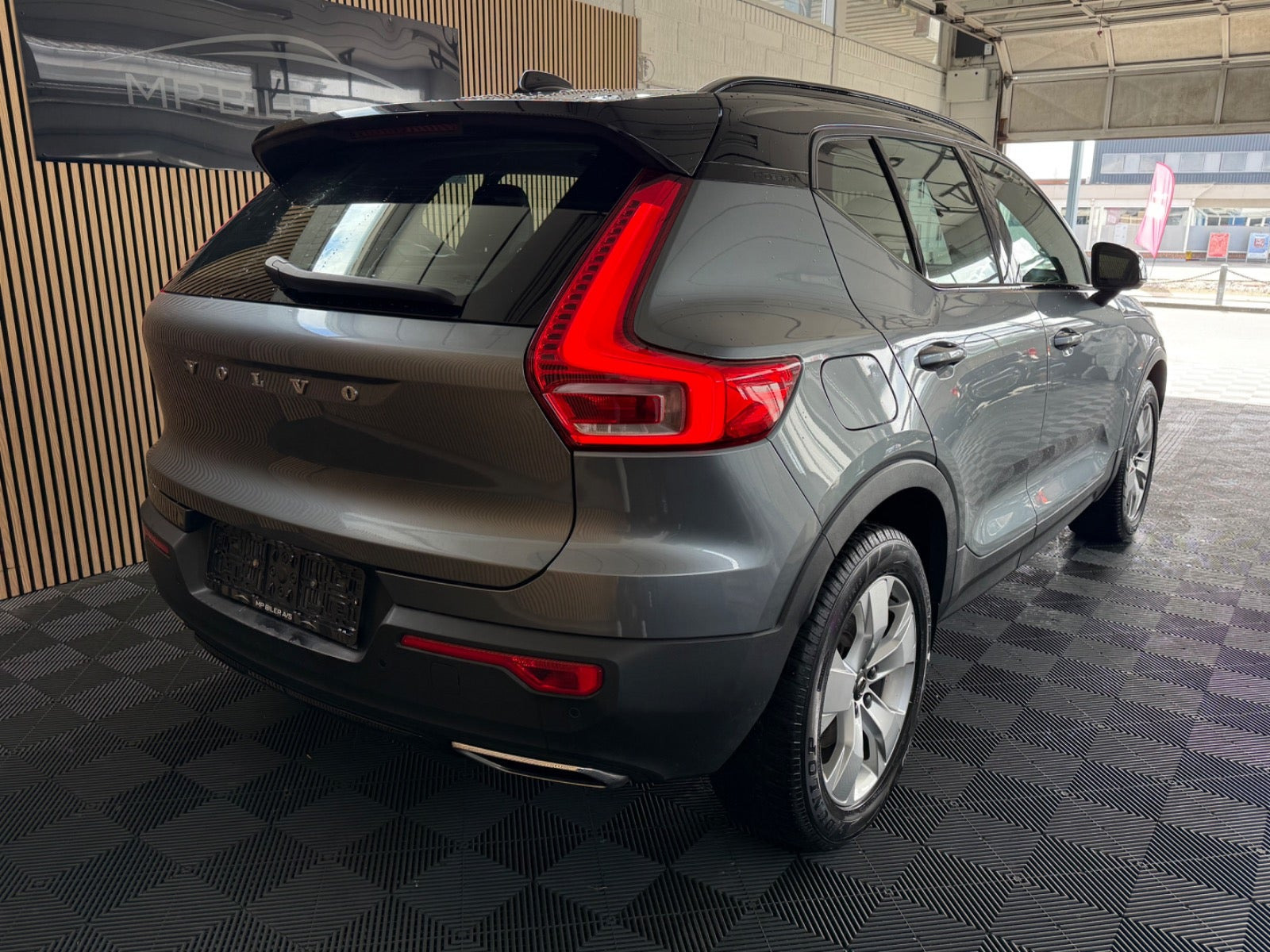 Grå Volvo XC40 fra 2019