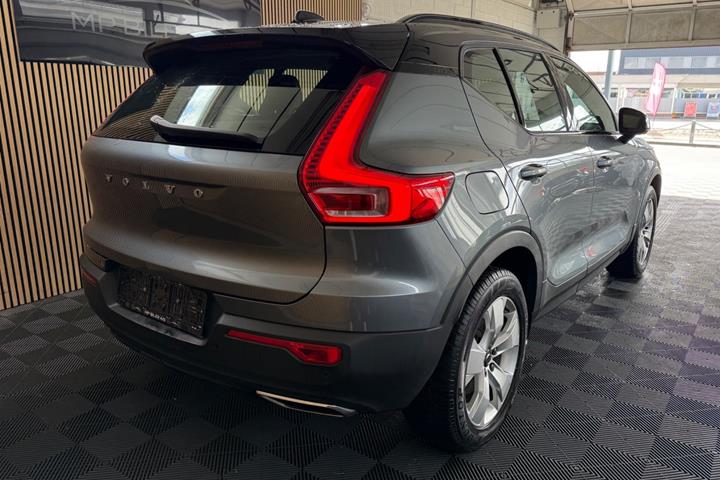 Grå Volvo XC40 fra 2019