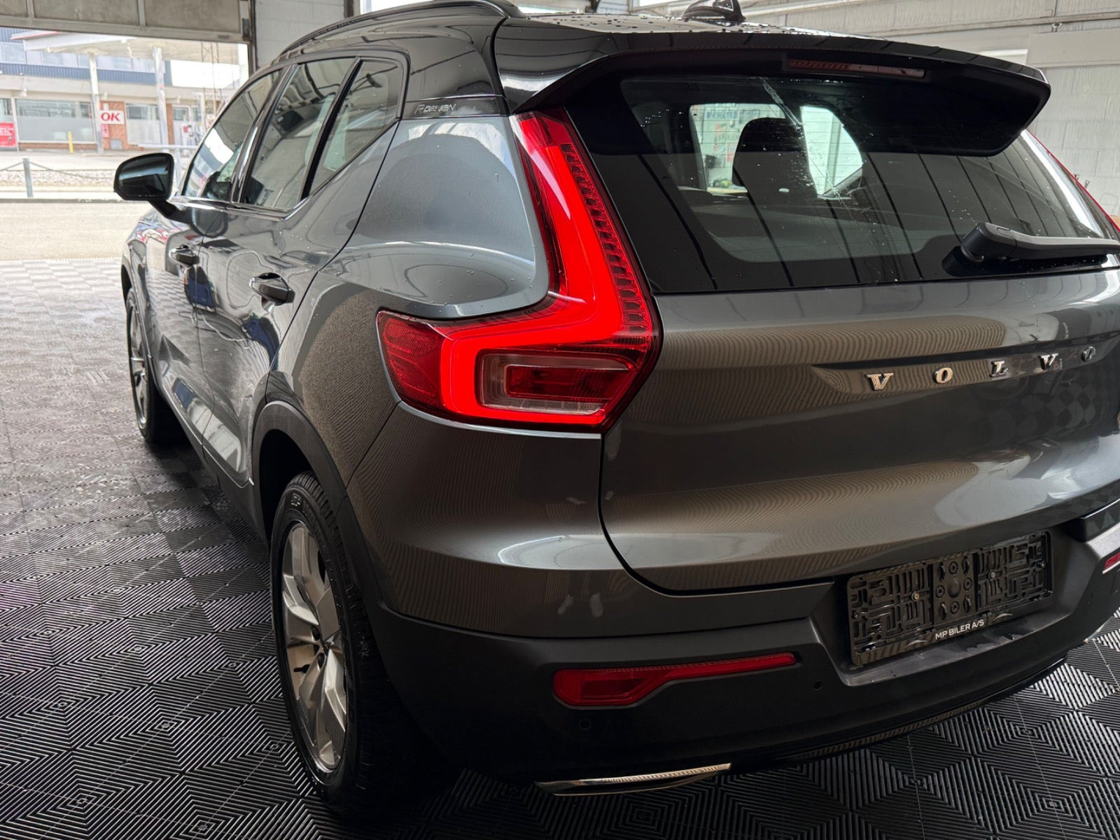 Grå Volvo XC40 fra 2019
